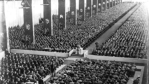 Hitler, frente a miles de seguidores en Nuremberg