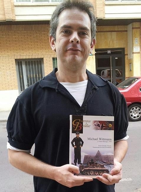 El autor, junto a su libro