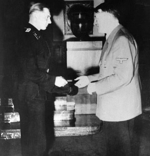 Hitler entrega una medalla a Wittmann