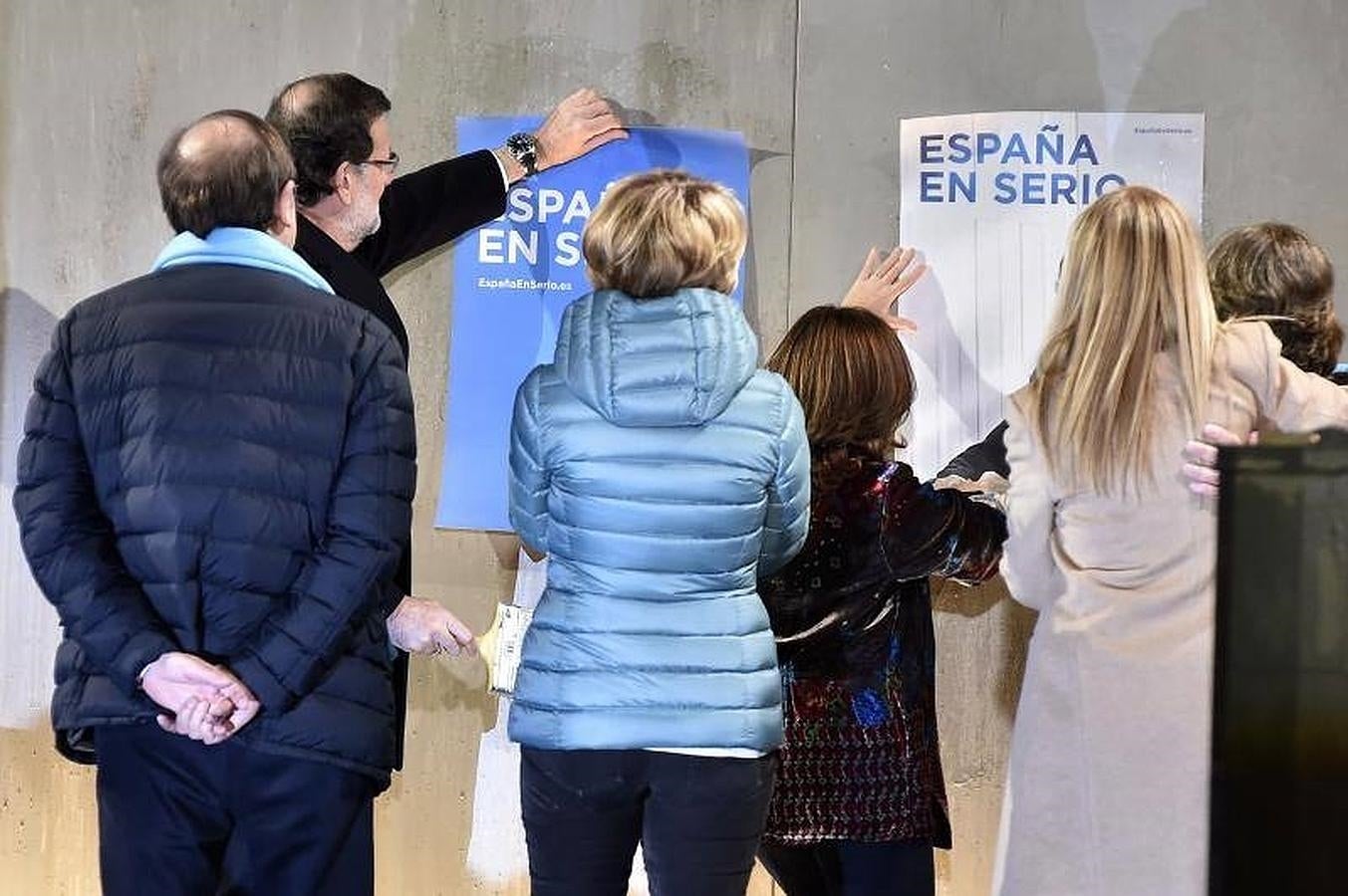 La pegada de carteles del inicio de la campaña electoral en imágenes