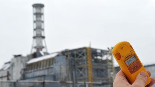 Contador Geiger a las afueras de la central nuclear de Chernóbil, en 2011