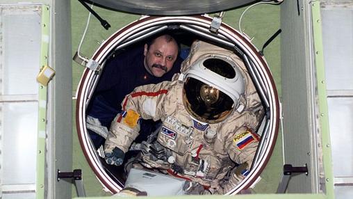 Yuri Usachev mueve un traje espacial Orlan