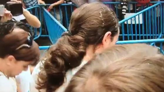 Pablo Iglesias ha sido salpicado por el huevo lanzado por los taxistas