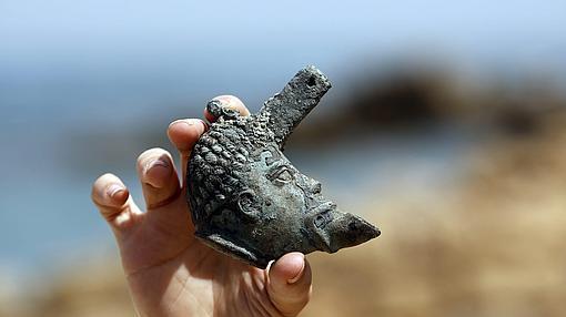 Una de las piezas de bronce encontradas