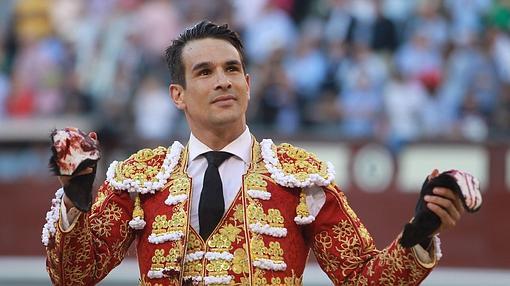 Manzanares pasea emocionado las dos orejas