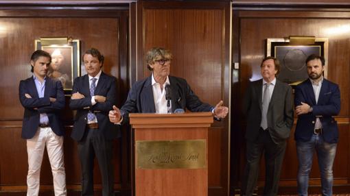 Simón Casas, acompañado por Nacho Lloret, Rafael García (Nautalia), Curro Vázquez y Joserra Lozano