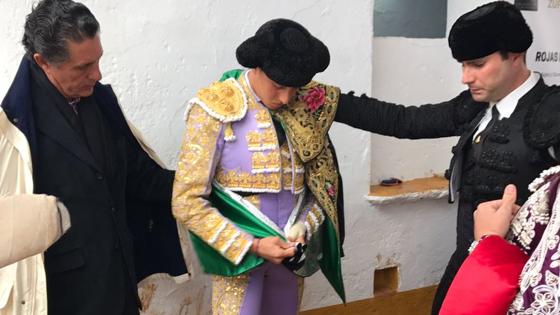 Roca Rey, liándose el capote de paseo