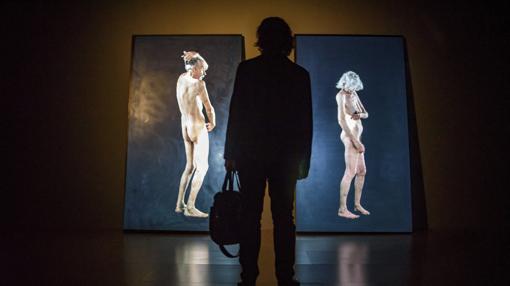 Un hombre contempla dos vídeos de Bill Viola en una de las salas de la muestra