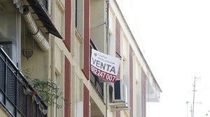 Un cartel de «En venta» en un edificio de Córdoba