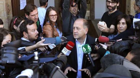 Xoaquín Fernández Leicega comparece ante los medios después de votar en Santiago de Compostela