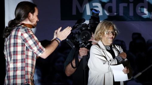 Iglesias y Carmena tras las elecciones municipales de 2015