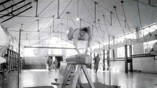 A lo largo de las décadas, el piso del gimnasio fue renovado varias veces, se instaló la calefacción por aire caliente y también una sala con máquinas de fuerza y musculación