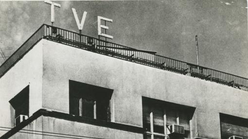 Fachada con el rótulo de TVE de su primera sede