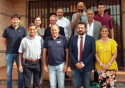 El alcalde de Los Cerralbos, Jesús Gómez; el exatleta Fernando Fernández Gaitán, el director general de Juventud y Deporte de Castilla-La Mancha, Juan Ramón Amores , y la diputada provincial María Ángeles García López fueron fotografiados con los participantes en el foro-coloquio
