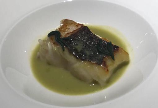 Merluza de pincho con salsa de moluscos, albahaca y codium