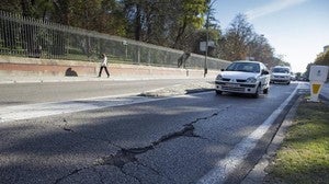 Socavó en el asfalto de la calle Alfonso XII, junto al Parque del Retiro