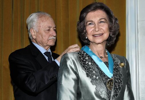 Andreas Zaimis cuelga la medalla a Doña Sofía en Atenas