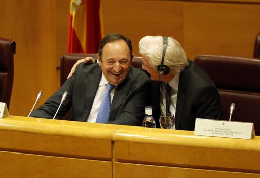 Richard Gere bromea con Pedro Sanz en un momento del acto