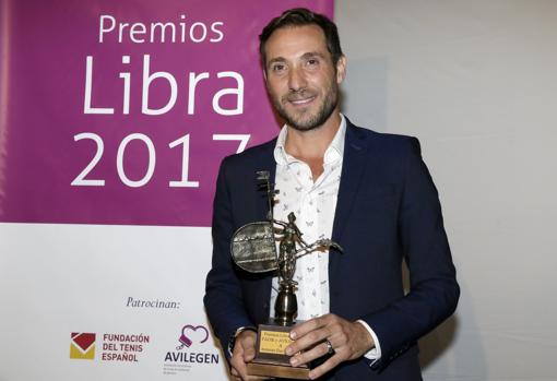 Antonio David Flores recibe un premio por su buena labor como padre