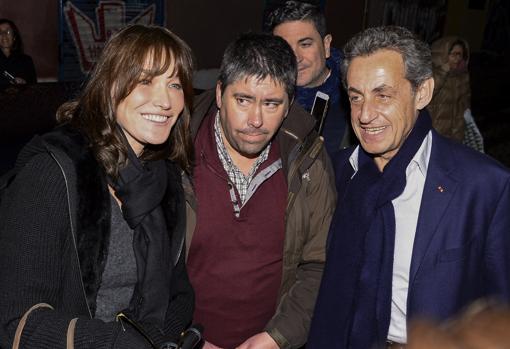 El matrimonio posa tras el concierto con Ander Azcarate, un fan de Carla Bruni