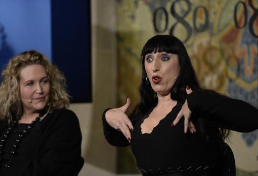 Homenaje a Azzedine Alaia en la 080 Barcelona Fashion. En la imagen, Rossy de Palma y Lisa Lovatt Smith