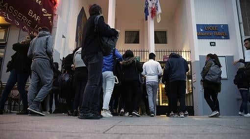 Alumnos entrando a clase hoy lunes 16 de noviembre en París