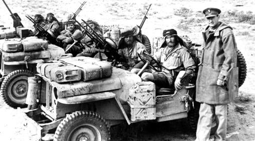 Stirling, de pie sobre los jeeps