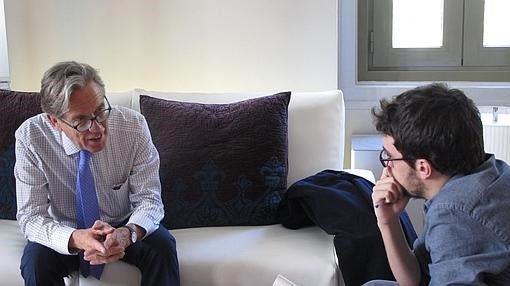 Momento de la entrevista a Hugh Kennedy en la Casa Árabe, en Madrid