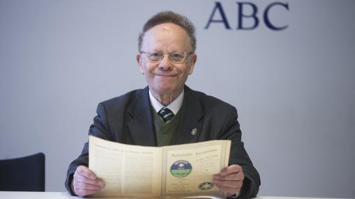 El catedrático de Biblioteconomía Félix Sagredo halló en el Mundaneum de Mons (Bélgica) papeles del plan para una UE. En la imagen, con uno de ellos en la redacción de ABC