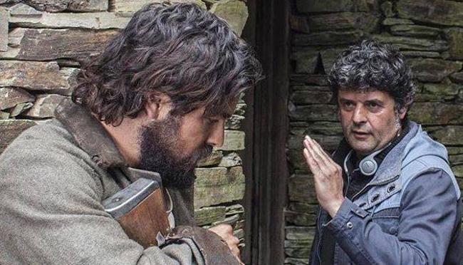 Samu Fuentes, director, da instrucciones a Mario Casas