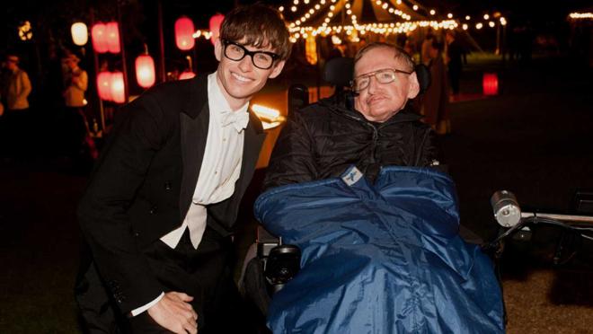 Stephen Hawking y Redmayne en el rodaje