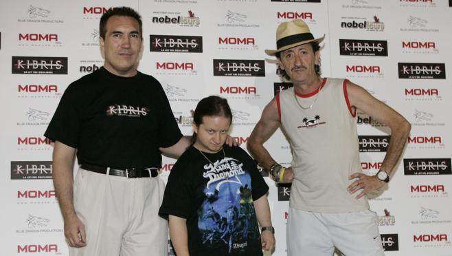 Javier Aller, en el centro, escontado por Eduardo Gómez y Germán Monzón en el estreno de «Kibris»