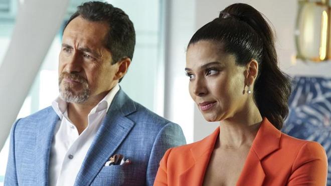 Demian Bichir y Rosalyn Sánchez en la adaptación estadounidense de «Gran hotel»