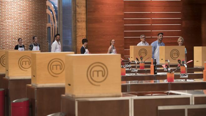 Los aspirantes de «MasterChef Celebrity 3» entrando en las cocinas del programa