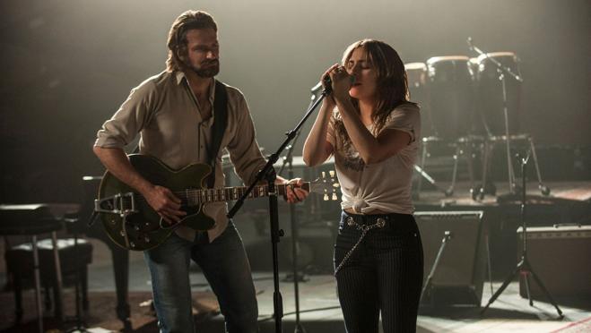 Lady Gaga, en una escena de la película junto a Bradley Cooper