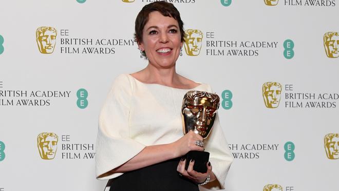 Olivia Colman con el premio Bafta por su papel de Ana Estuardo