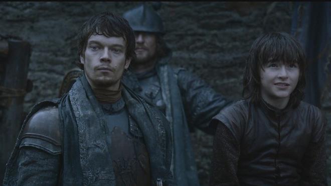 Theon Greyjoy y Bran Stark, en los primeros capítulos de Juego de Tronos