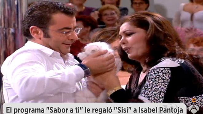 Jorge Javier Vázquez, junto a Isabel Pantoja en «Sabor a ti»