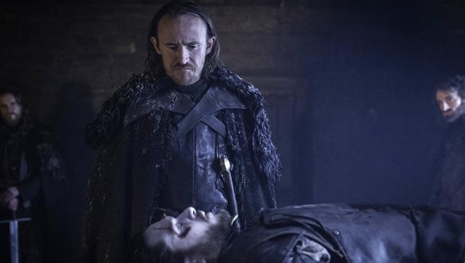 Edd, junto al cuerpo inerte de Jon Nieve en la sexta temporada de «Juego de Tronos»