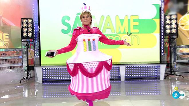 Chelo García Cortés, convertida en tarta por el cumpleaños de Bárbara Rey