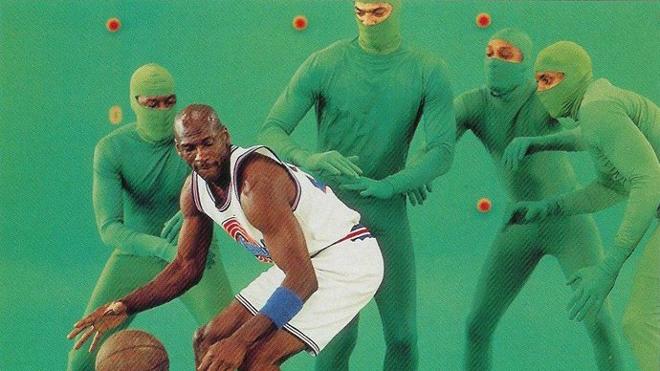 El baloncestista Michael Jordan en el set de rodaje, junto a los actores con monos verdes
