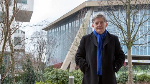 Deyan Sudjic, frente al Museo del Diseño de Londres