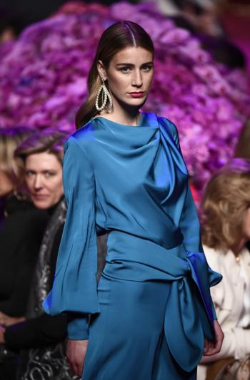 Modelo durante el desfile de Jorge Vázquez otoño/ invierno 2018-19