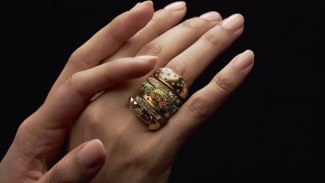Anillo con forma de hamburguesa en oro y diamantes
