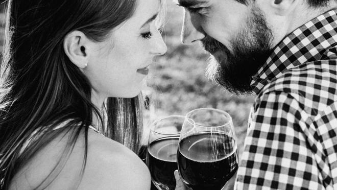 En una cena romántica el vino debe ser un guiño a un momento feliz