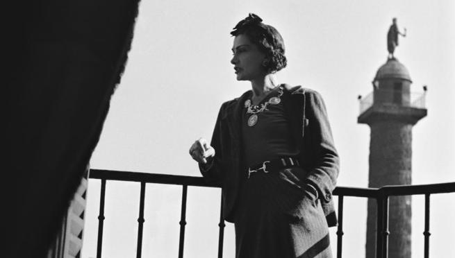 Célebre foto de Coco Chanel en desde su suite habitual del Ritz
