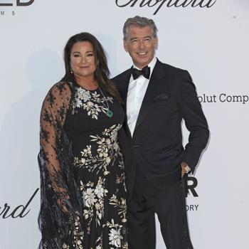 Pierce Brosnan posa junto a su mujer durante el evento