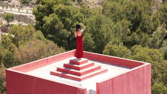 Una «instagrammer» posa en una de las torres del edificio
