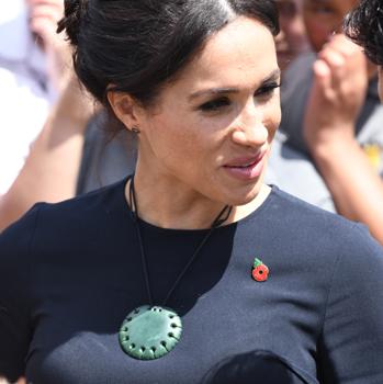 Meghan Markle con el collar tradicional durante su viaje a Nueva Zelanda