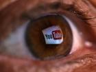 Fotografía de archivo del logotipo de YouTube reflejado en un ojo